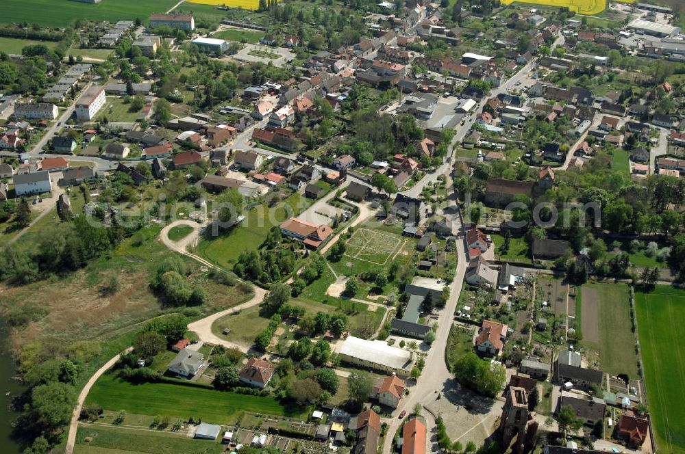 GRAMZOW from above - Blick auf Gramzow mit der Ruine der ehemaligen Klosterkirche. Erstmals wird Gramzow als Gramzowe im Jahr 1168 urkundlich erwähnt und ist somit ältester urkundlich überlieferter Ort der Uckermark. Im Jahr 1178 (ca.) wurde das Prämonstratenkloster gegründet. 1714 brannte die Klosterkirche nieder. Bis heute ist nur noch ein Teil der Westwand erhalten geblieben. Die Klosterruine ist ein Wahrzeichen Gramzows.