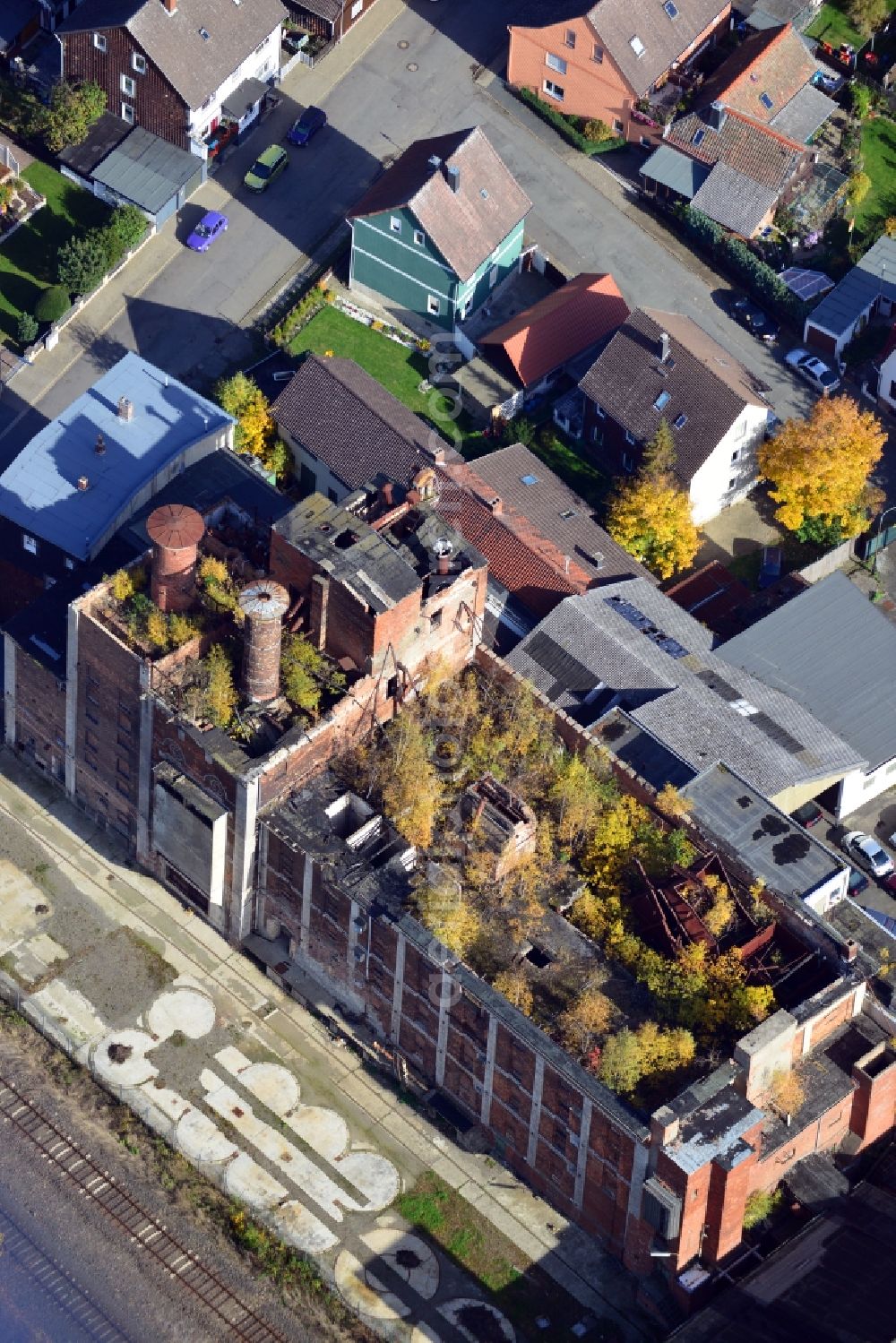 Vienenburg from the bird's eye view: View onto the vegetated ruin of the former malt factory in Vienenburg in the state Lower Saxony