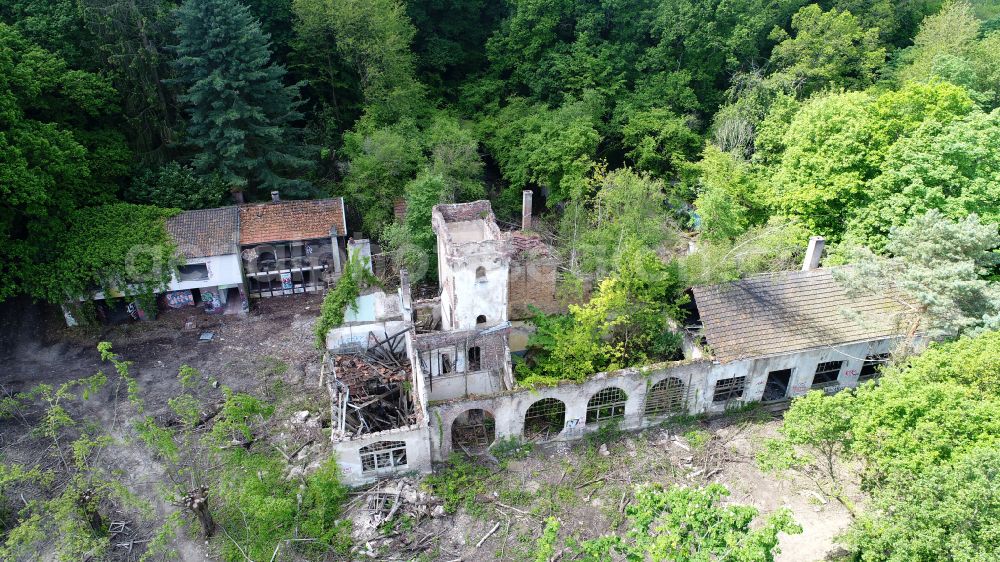 Remagen from the bird's eye view: Ruins of the former restaurant and hotel Waldburg on the Viktoriaberg in Remagen in the state Rhineland-Palatinate, Germany