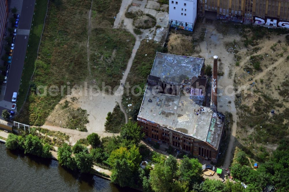 Berlin Mitte from the bird's eye view: Ruin - factory ruin on Paula-Thiede-Ufer on the banks of the River Spree in Berlin - Mitte