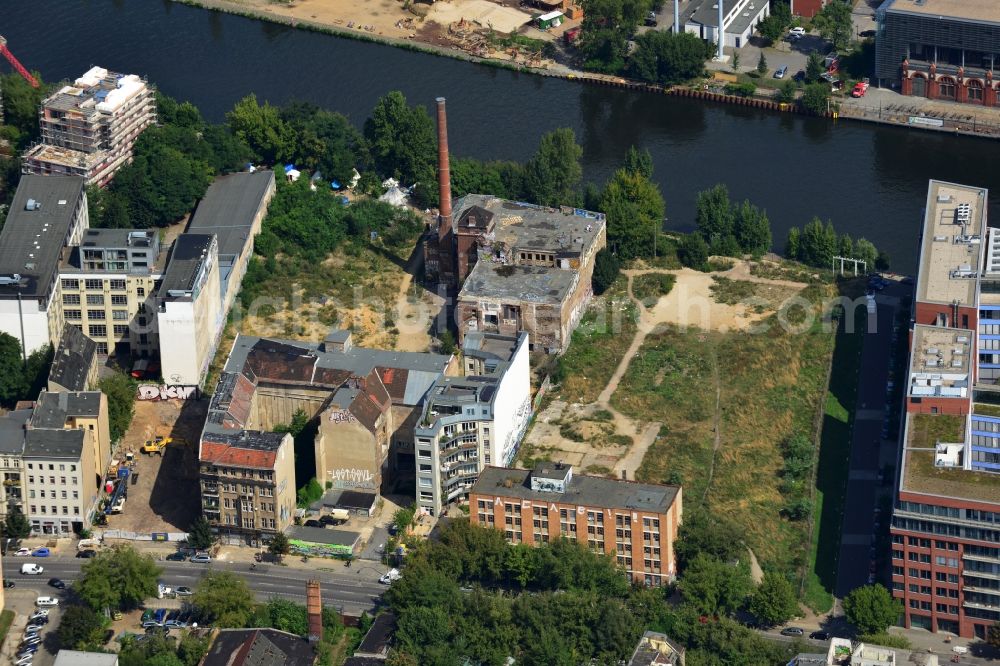 Aerial photograph Berlin Mitte - Ruin - factory ruin on Paula-Thiede-Ufer on the banks of the River Spree in Berlin - Mitte