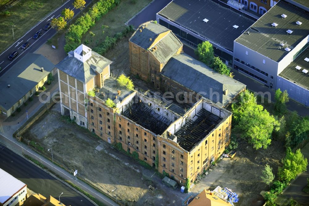 Magdeburg from the bird's eye view: Ruin the buildings and halls of the old grain store on street Hafenstrasse in Magdeburg in the state Saxony-Anhalt, Germany