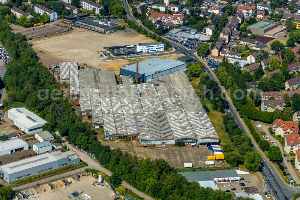 Hattingen from above - Ruin the buildings and halls on the former O&K-Gelaende with neuem Parkplatz and Polizeiwache along the Nierenhofer Strasse in Hattingen in the state North Rhine-Westphalia, Germany