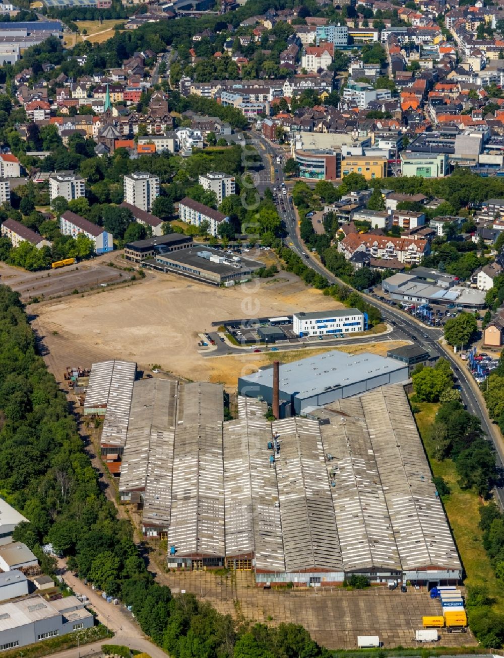 Hattingen from the bird's eye view: Ruin the buildings and halls on the former O&K-Gelaende with neuem Parkplatz and Polizeiwache along the Nierenhofer Strasse in Hattingen in the state North Rhine-Westphalia, Germany