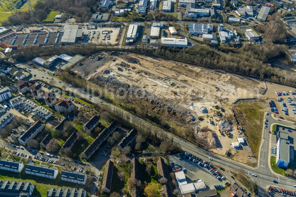 Hattingen from above - Ruin the buildings and halls on the former O&K-Gelaende with neuem Parkplatz and Polizeiwache along the Nierenhofer Strasse in Hattingen in the state North Rhine-Westphalia, Germany