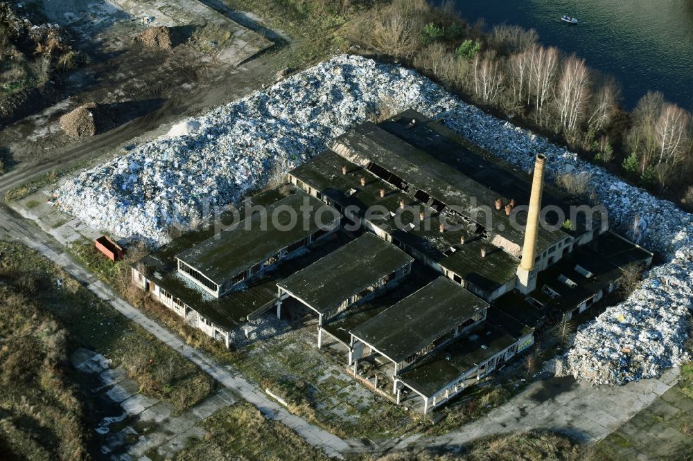 Fürstenwalde/Spree from above - Ruin the buildings and halls of the ehemaligen Reifenwerkes am Traenkeweg in Fuerstenwalde/Spree in the state Brandenburg