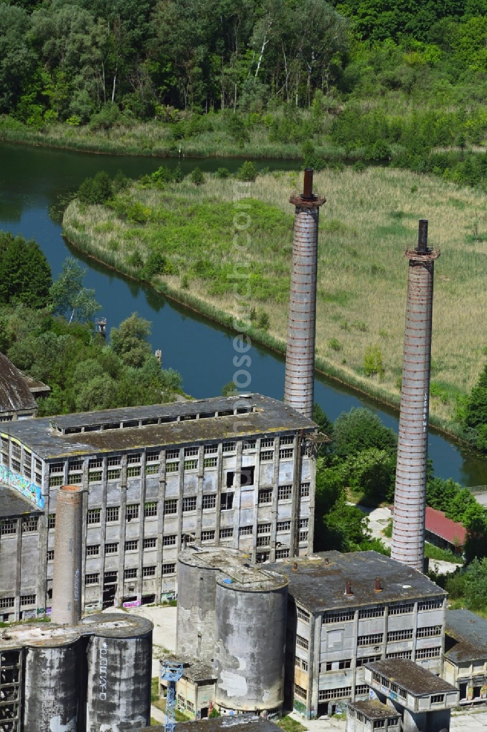 Aerial image Rüdersdorf - Ruin the buildings and halls of Cement and phosphate chemical plant in the district Tasdorf in Ruedersdorf in the state Brandenburg, Germany