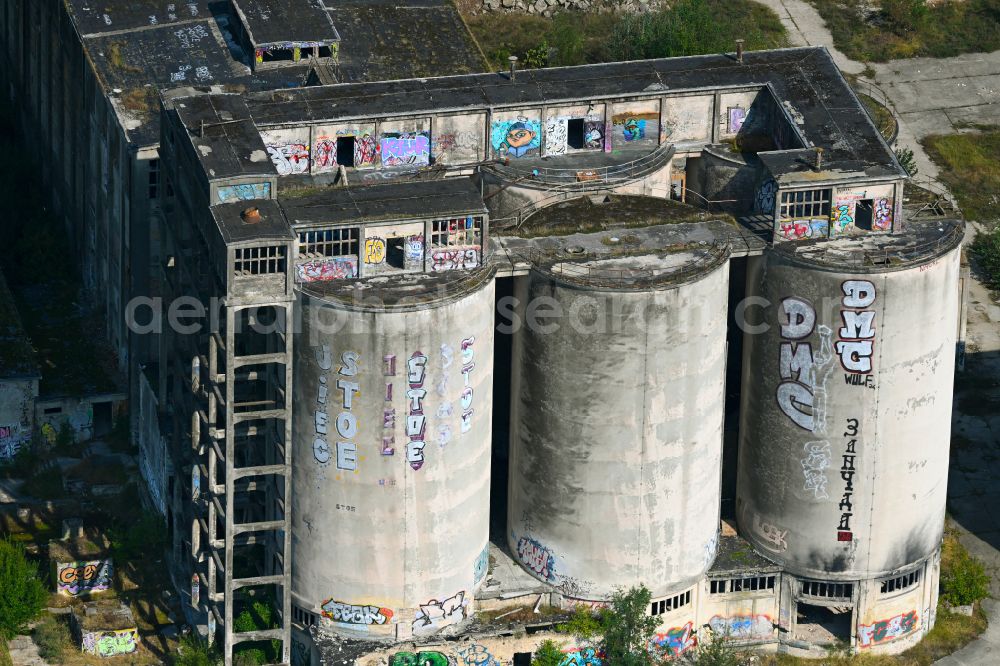 Aerial photograph Rüdersdorf - Ruin the buildings and halls of Cement and phosphate chemical plant in the district Tasdorf in Ruedersdorf in the state Brandenburg, Germany