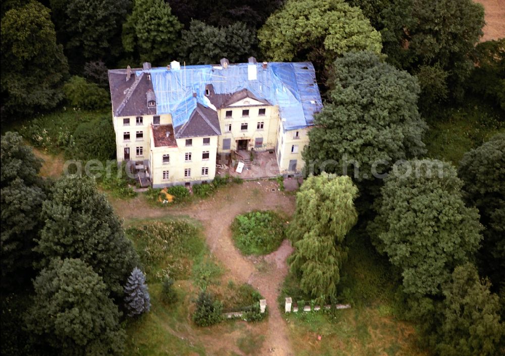 Rheinberg from the bird's eye view: Ruins buildings and parks at the mansion of the farmhouse in Rheinberg in the state North Rhine-Westphalia