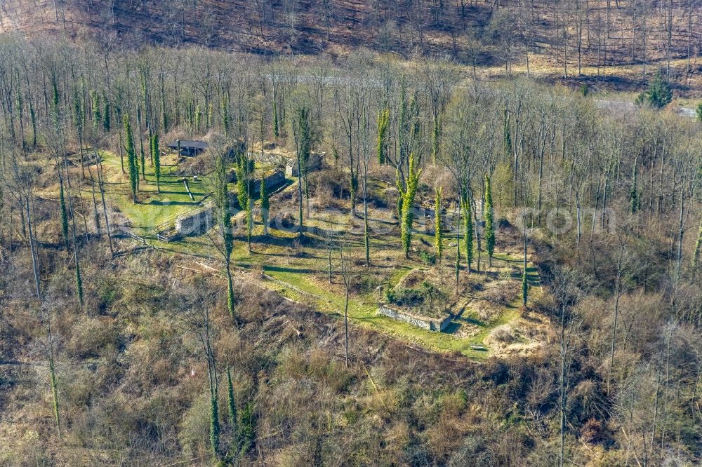 Arnsberg from the bird's eye view: Ruins and vestiges of the former castle Ruedenburg in Arnsberg at Sauerland in the state North Rhine-Westphalia, Germany