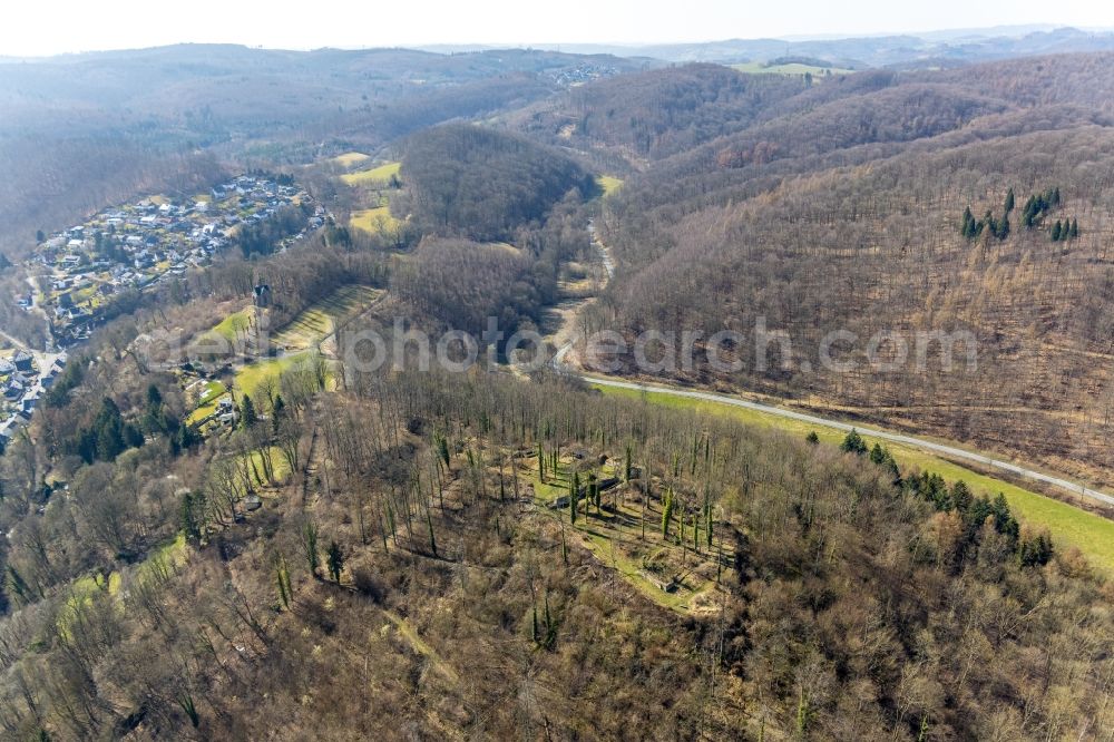 Aerial image Arnsberg - Ruins and vestiges of the former castle Ruedenburg in Arnsberg at Sauerland in the state North Rhine-Westphalia, Germany