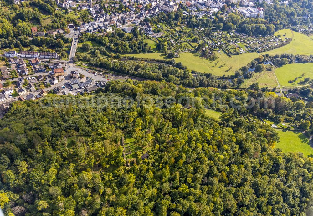 Arnsberg from the bird's eye view: ruins and vestiges of the former castle Ruedenburg in Arnsberg at Sauerland in the state North Rhine-Westphalia, Germany