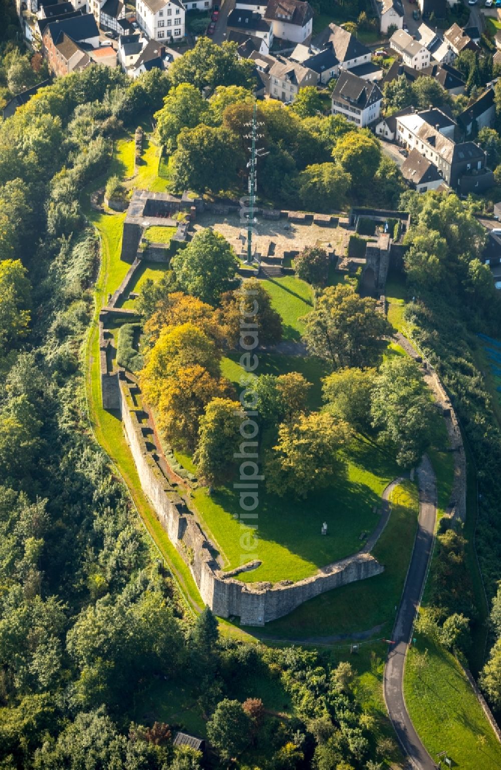 Aerial image Arnsberg - Ruins and vestiges of the former castle of Schloss in Arnsberg at Sauerland in the state North Rhine-Westphalia, Germany