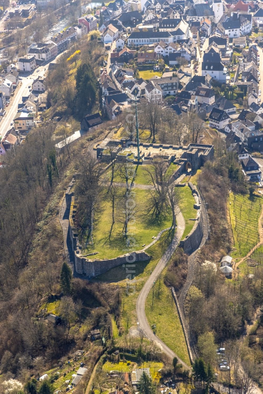 Arnsberg from the bird's eye view: Ruins and vestiges of the former castle of Schloss in Arnsberg at Sauerland in the state North Rhine-Westphalia, Germany