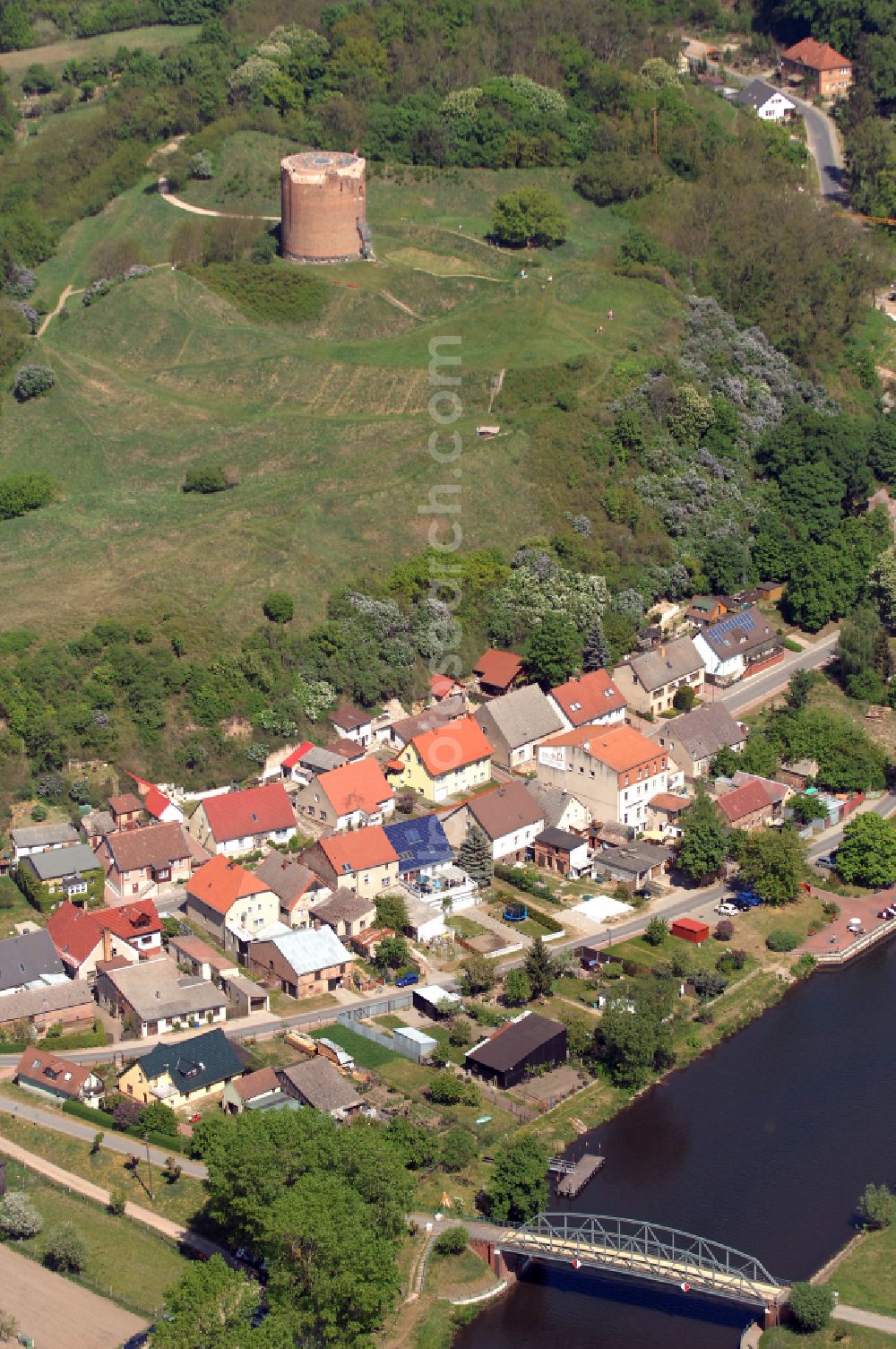 Stolpe from the bird's eye view: Ruins and vestiges of the former castle Stolper Turm - Gruetzpott in Stolpe in the Uckermark in the state Brandenburg, Germany