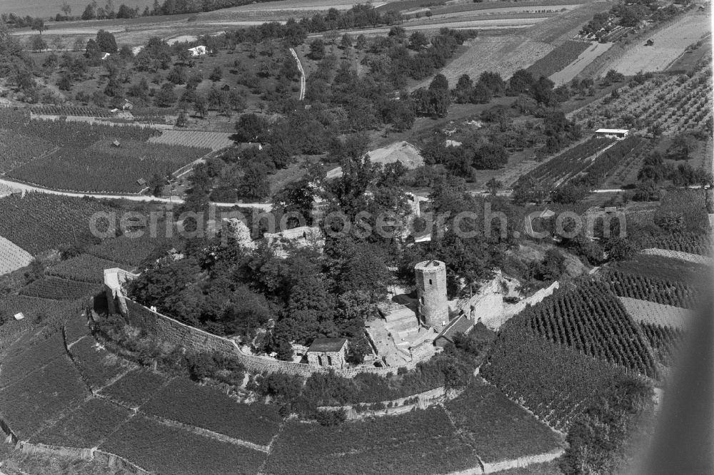 Weinsberg from the bird's eye view: Ruins and vestiges of the former castle Weibertreu on street Burgweg in Weinsberg in the state Baden-Wuerttemberg, Germany