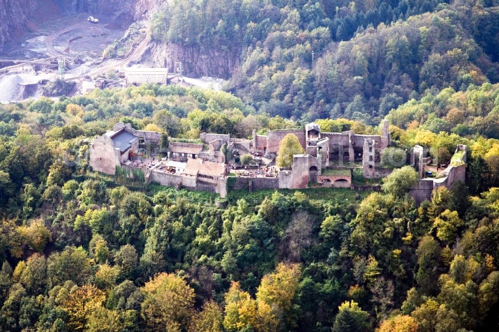 Eschbach from the bird's eye view: Ruins and vestiges of the former castle and fortress Madenburg in Eschbach in the state Rhineland-Palatinate