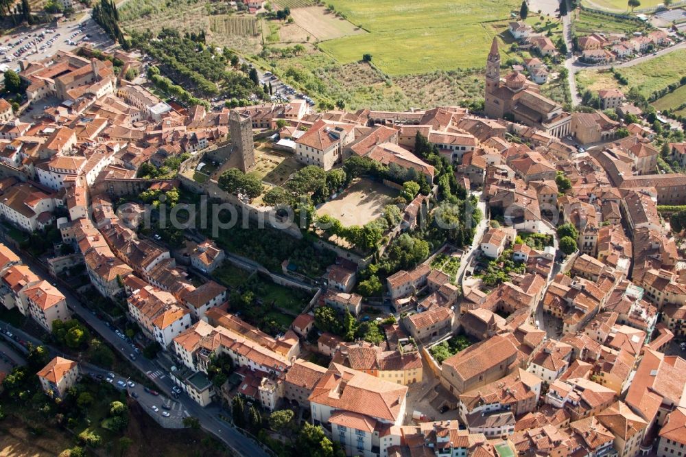 Castiglion Fiorentino from above - Ruins and vestiges of the former castle and fortress Castiglion Fiorentino auf der Hoehe des Berges in der Stadt in Castiglion Fiorentino in Toscana, Italy