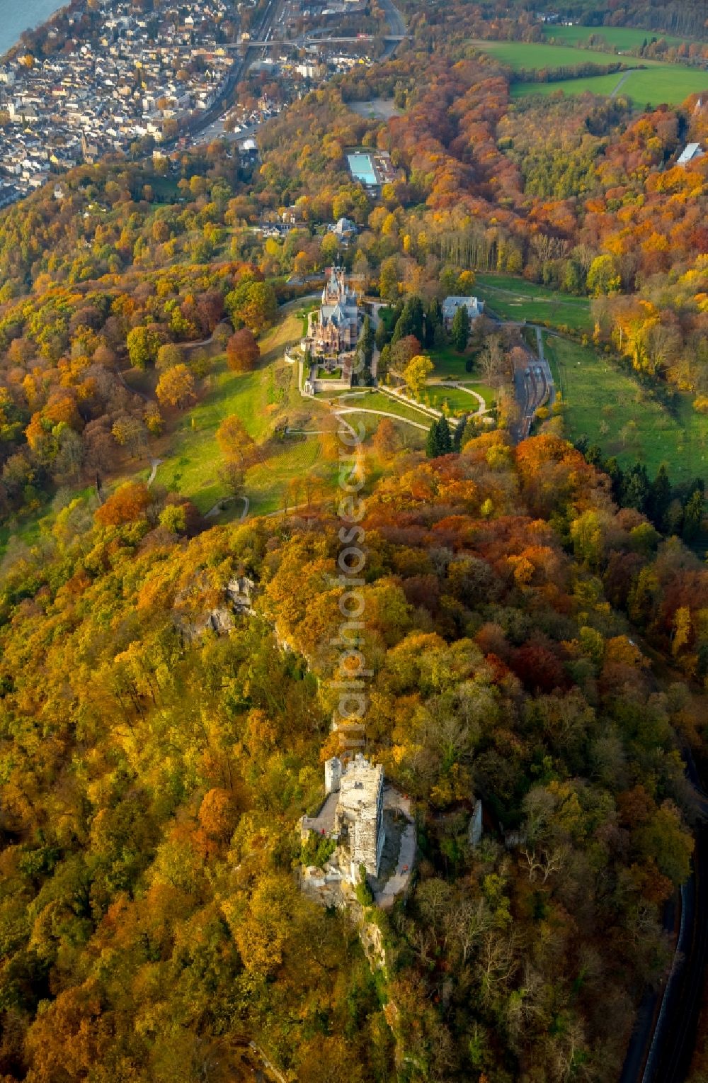 Königswinter from the bird's eye view: Ruins and vestiges of the former castle and fortress Drachenfels in Koenigswinter in the state North Rhine-Westphalia