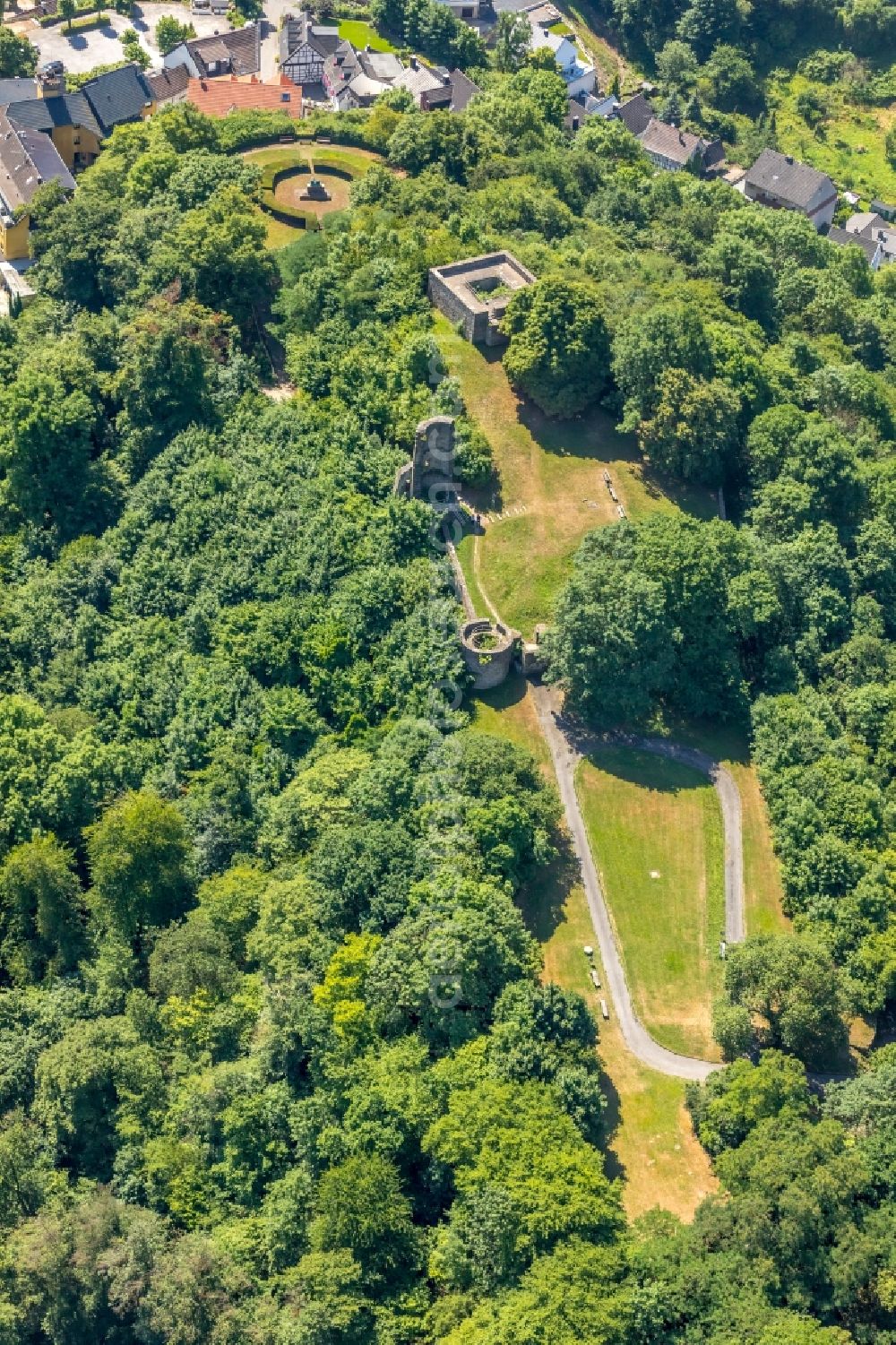 Wetter (Ruhr) from above - Ruins and vestiges of the former castle and fortress in the district Volmarstein in Wetter (Ruhr) in the state North Rhine-Westphalia, Germany