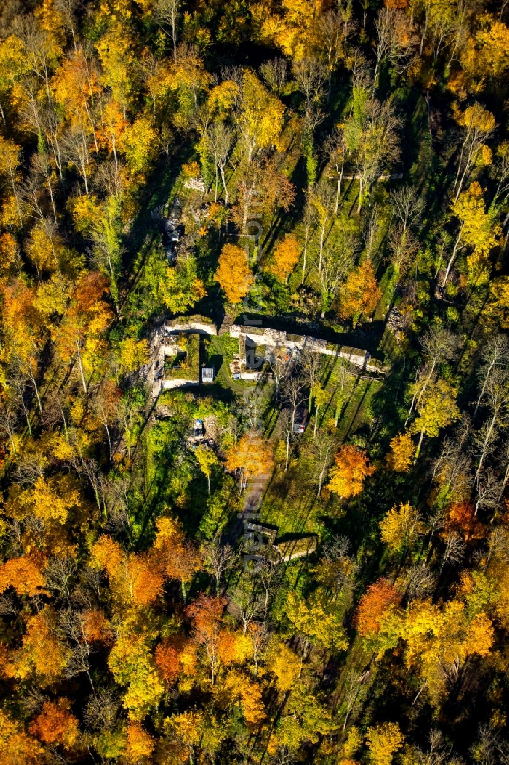 Aerial image Arnsberg - Ruins and vestiges of the former castle and fortress in Arnsberg in the state North Rhine-Westphalia