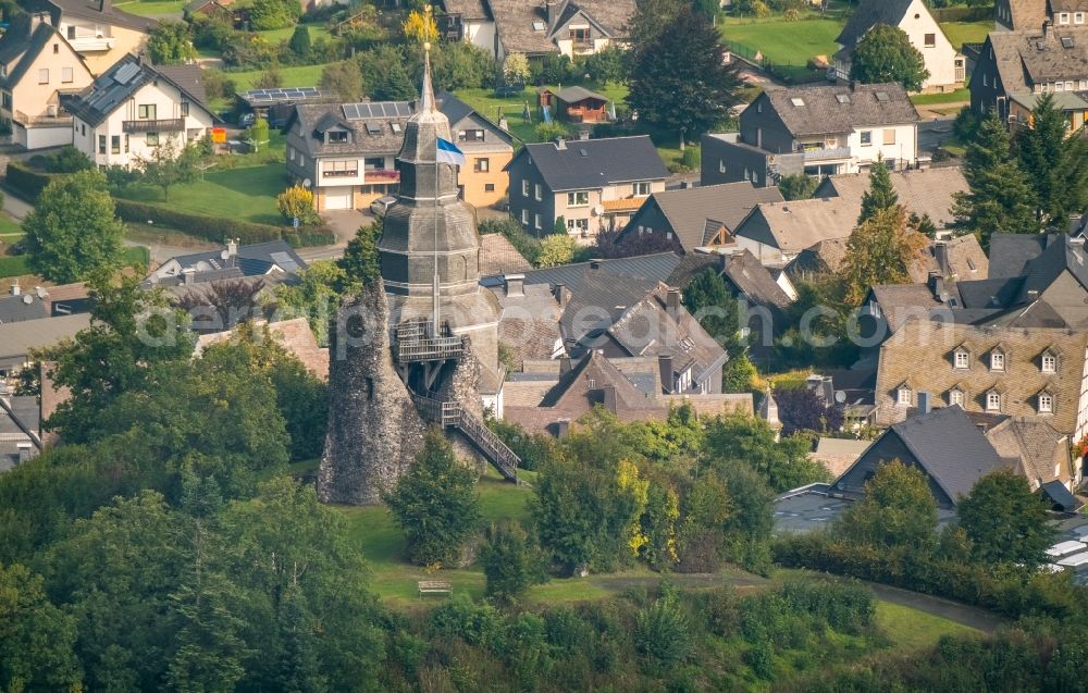 Meschede from the bird's eye view: Ruins and vestiges of the former castle and fortress Burg Eversberg on Schlossberg and the St.-Johonnes-Evongelist-Kirche An der Kirche in Meschede in the state North Rhine-Westphalia, Germany