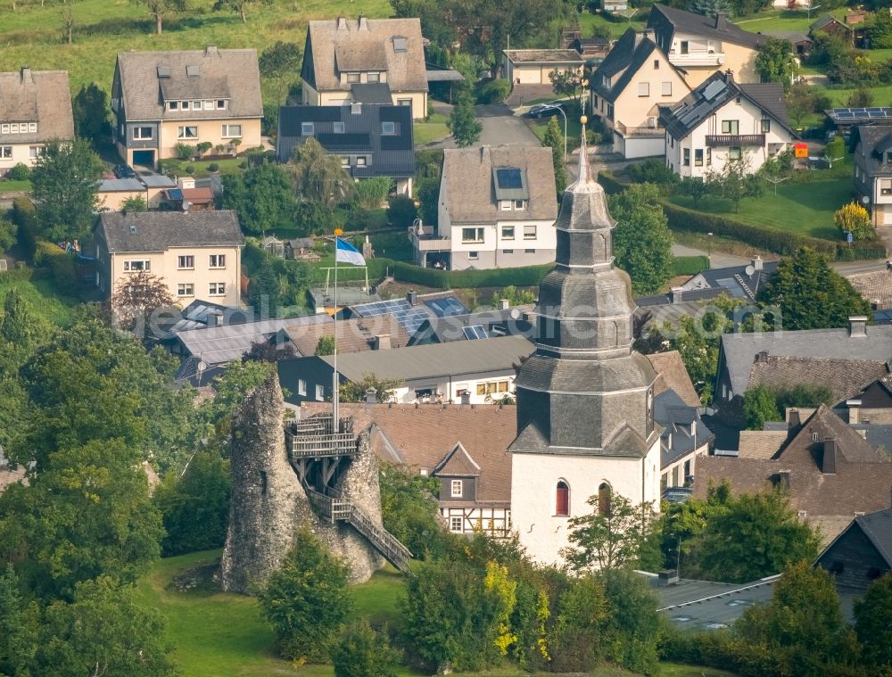 Aerial image Meschede - Ruins and vestiges of the former castle and fortress Burg Eversberg on Schlossberg and the St.-Johonnes-Evongelist-Kirche An der Kirche in Meschede in the state North Rhine-Westphalia, Germany