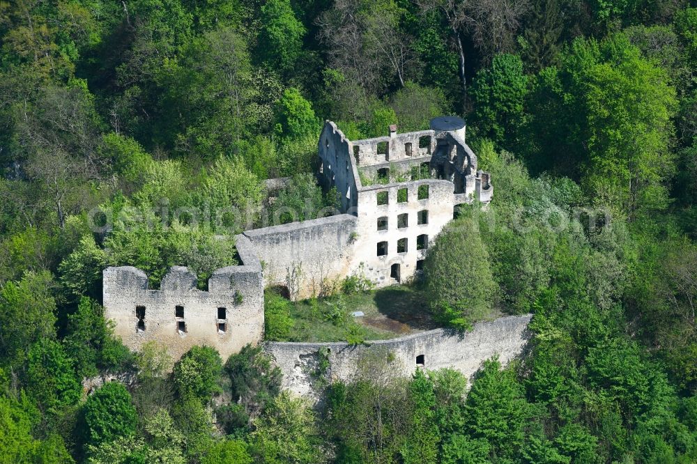 Hayingen from the bird's eye view: Ruins and vestiges of the former castle and fortress Burg Schuelzburg in Hayingen in the state Baden-Wuerttemberg, Germany