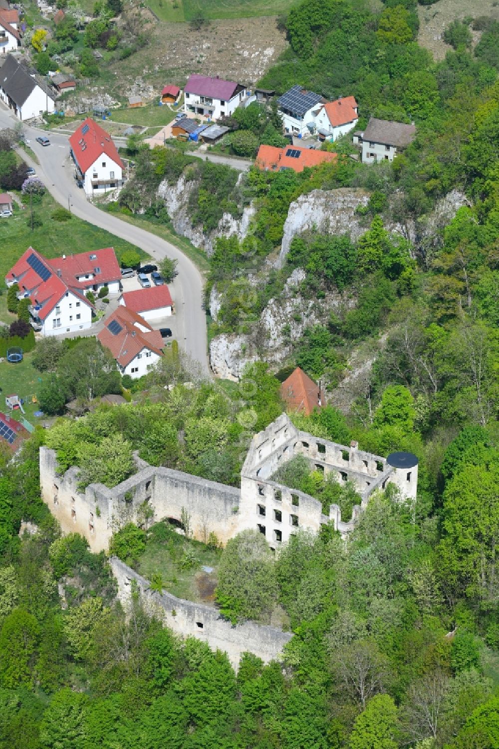 Aerial photograph Hayingen - Ruins and vestiges of the former castle and fortress Burg Schuelzburg in Hayingen in the state Baden-Wuerttemberg, Germany