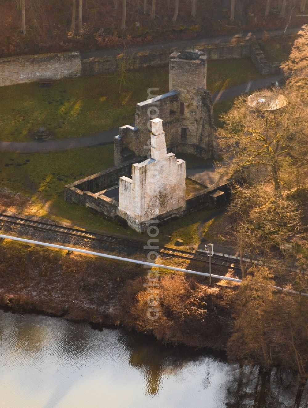 Witten from the bird's eye view: Ruins and vestiges of the former castle and fortress Burgruine Hardenstein in the district Herbede in Witten in the state North Rhine-Westphalia, Germany