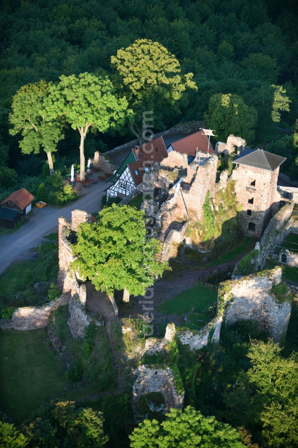 Neustadt/Harz from the bird's eye view: Ruins and vestiges of the former castle and fortress Burgruine Hohnstein on Burgstrasse in Neustadt/Harz in the state Thuringia, Germany