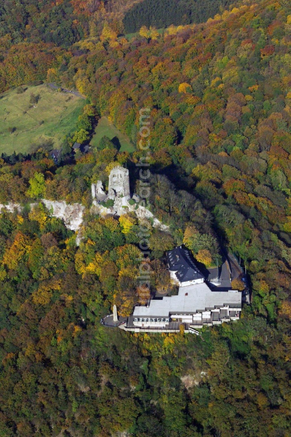 Königswinter from the bird's eye view: Ruins and vestiges of the former castle and fortress Drachenfels in Koenigswinter in the state North Rhine-Westphalia, Germany