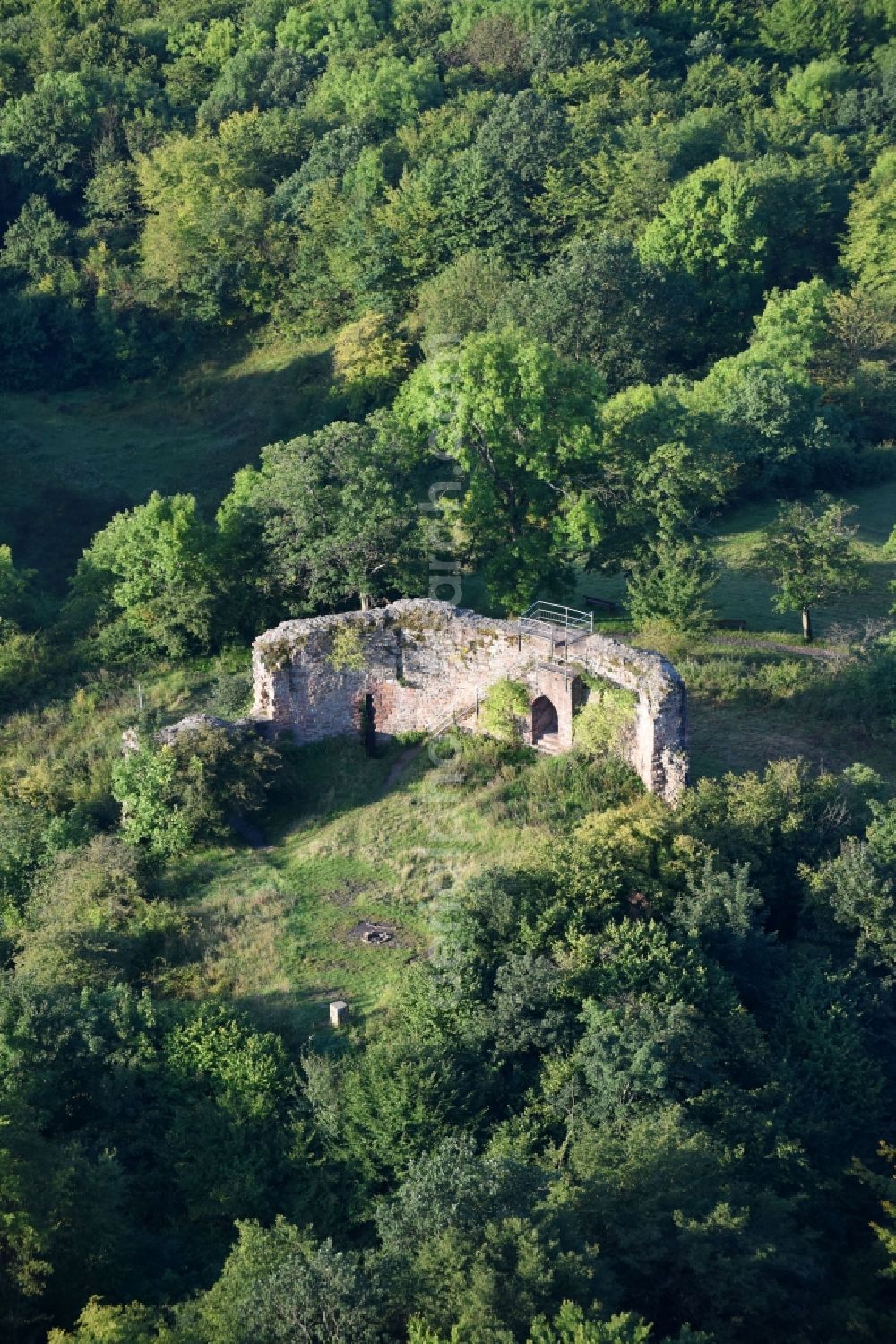 Aerial photograph Ebsdorfergrund - Ruins and vestiges of the former castle and fortress Frauenberg Ruine in Ebsdorfergrund in the state Hesse, Germany