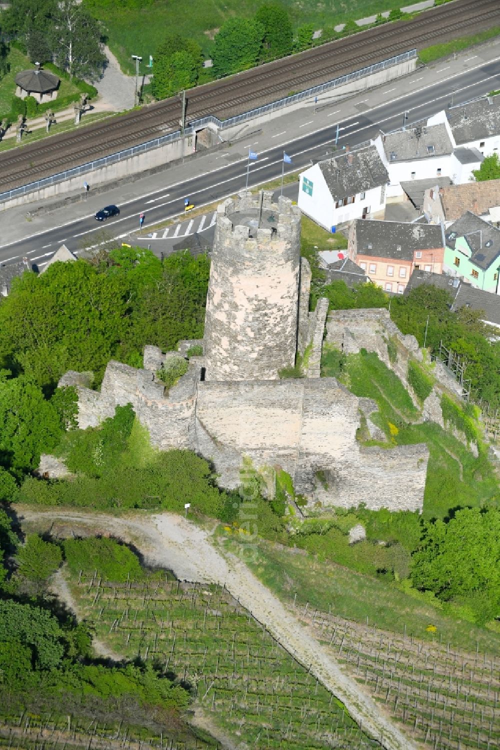 Aerial image Oberdiebach - Ruins and vestiges of the former castle and fortress Fuerstenberg in Oberdiebach in the state Rhineland-Palatinate, Germany