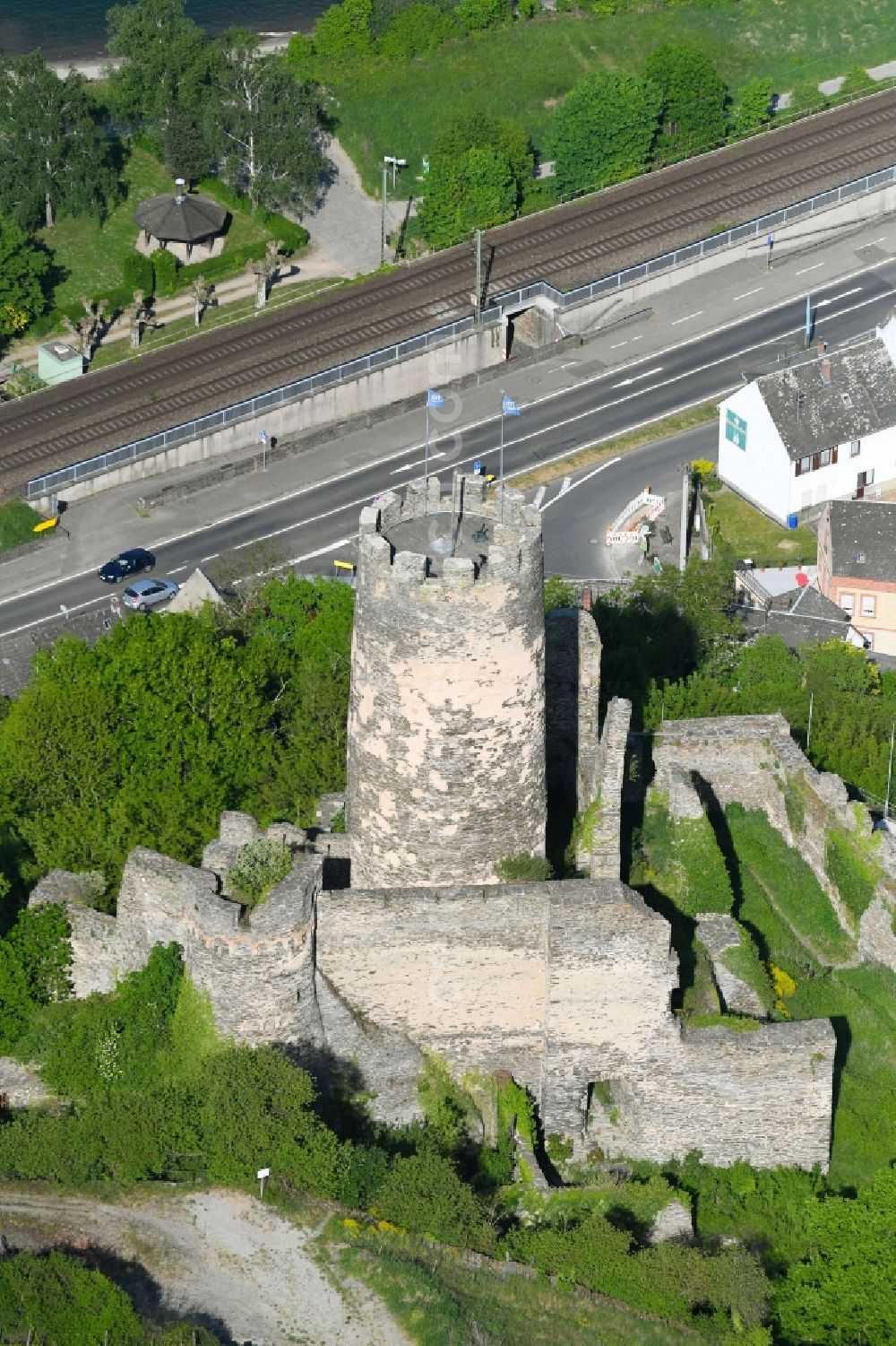 Aerial photograph Oberdiebach - Ruins and vestiges of the former castle and fortress Fuerstenberg in Oberdiebach in the state Rhineland-Palatinate, Germany