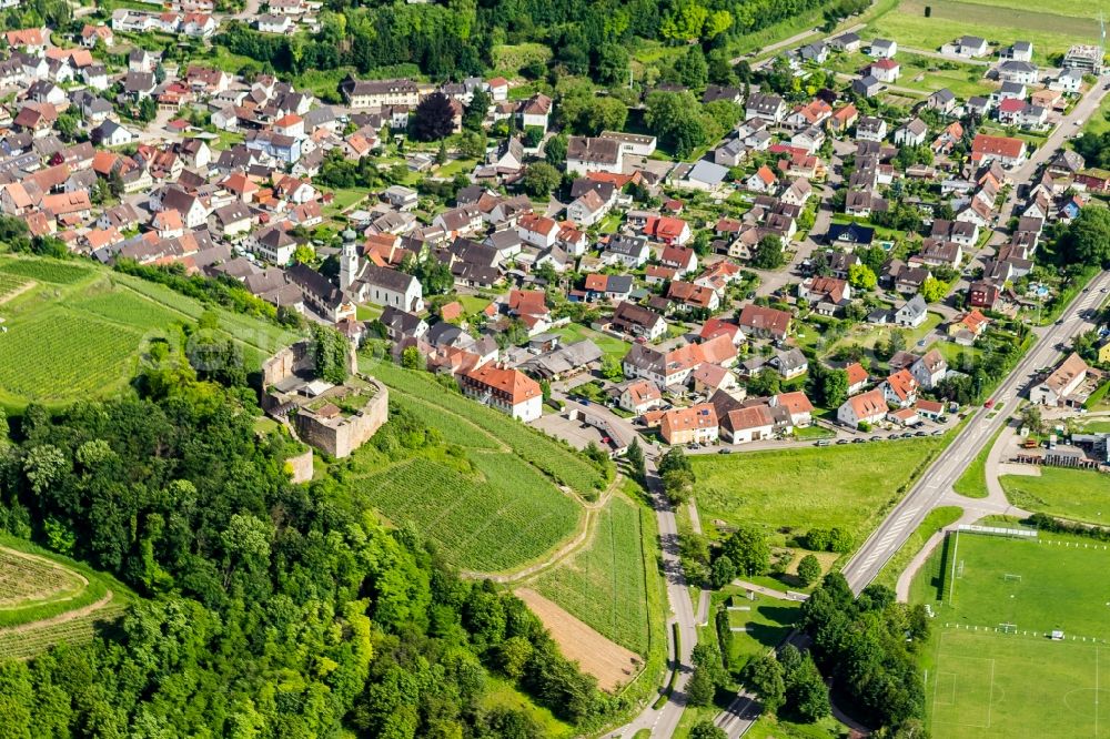 Kenzingen from the bird's eye view: Ruins and vestiges of the former castle and fortress Hecklingen in Kenzingen in the state Baden-Wuerttemberg, Germany