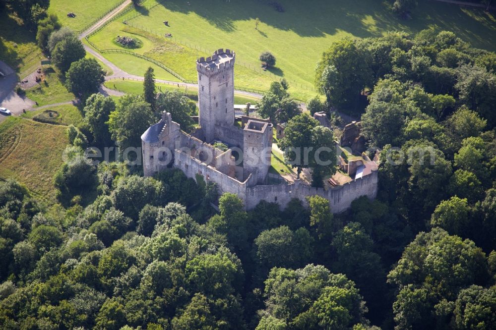 Aerial photograph Pelm - Ruins and vestiges of the former castle and fortress Kasselburg in Pelm in the state Rhineland-Palatinate, Germany. The castle is part of the eagle and wolf park of the Vulkaneifel region