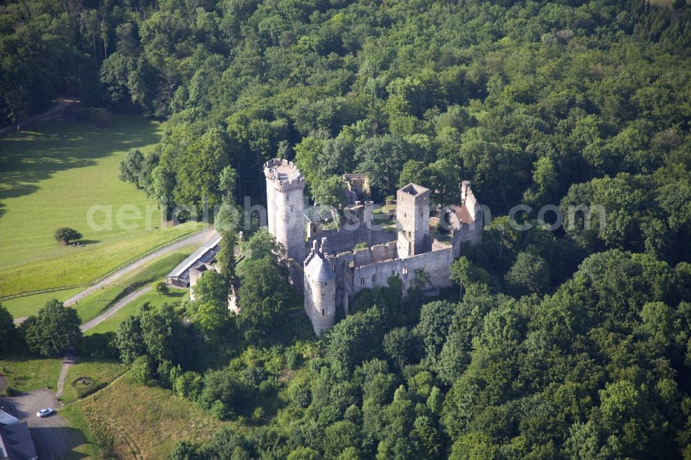 Pelm from the bird's eye view: Ruins and vestiges of the former castle and fortress Kasselburg in Pelm in the state Rhineland-Palatinate, Germany. The castle is part of the eagle and wolf park of the Vulkaneifel region