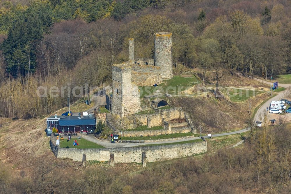 Volkmarsen from the bird's eye view: Ruins and vestiges of the former castle and fortress Kugelsburg in Volkmarsen in the state Hesse, Germany