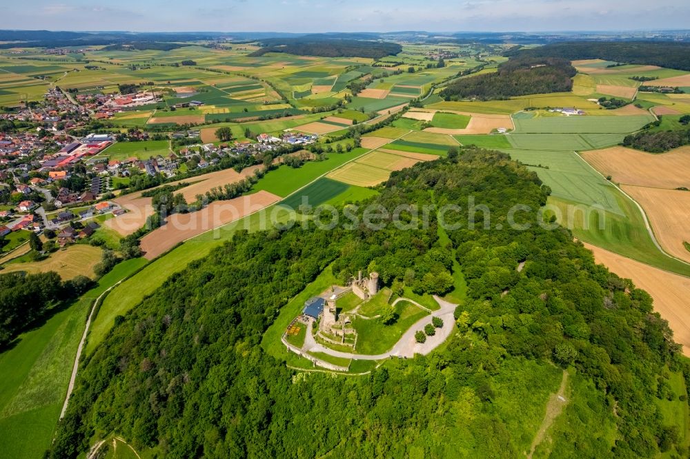 Volkmarsen from the bird's eye view: Ruins and vestiges of the former castle and fortress Kugelsburg in Volkmarsen in the state Hesse, Germany