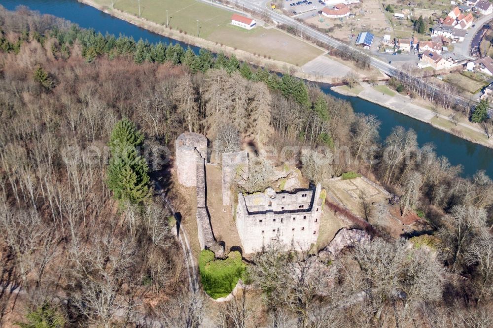 Aerial photograph Neckargerach - Ruins and vestiges of the former castle and fortress Minneburg above the river Neckar in Neckargerach in the state Baden-Wuerttemberg, Germany