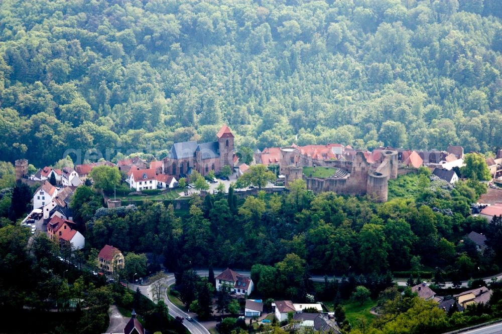 Neuleiningen from the bird's eye view: Ruins and vestiges of the former castle and fortress Neuleiningen in Neuleiningen in the state Rhineland-Palatinate