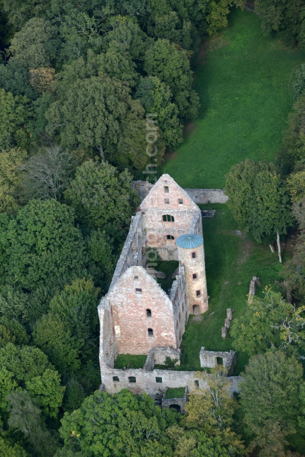 Gemünden from the bird's eye view: Ruins and vestiges of the former castle and fortress Ruine Schoenrain in Gemuenden in the state Bavaria