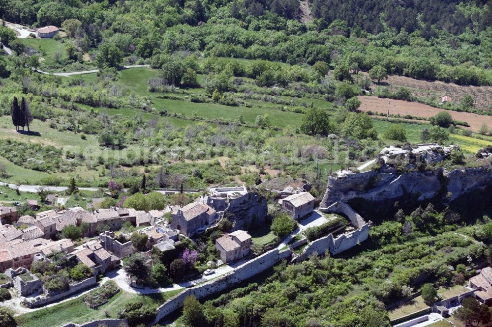 Aerial photograph Saignon - Ruins and vestiges of the former castle and fortress in Saignon in Provence-Alpes-Cote d'Azur, France