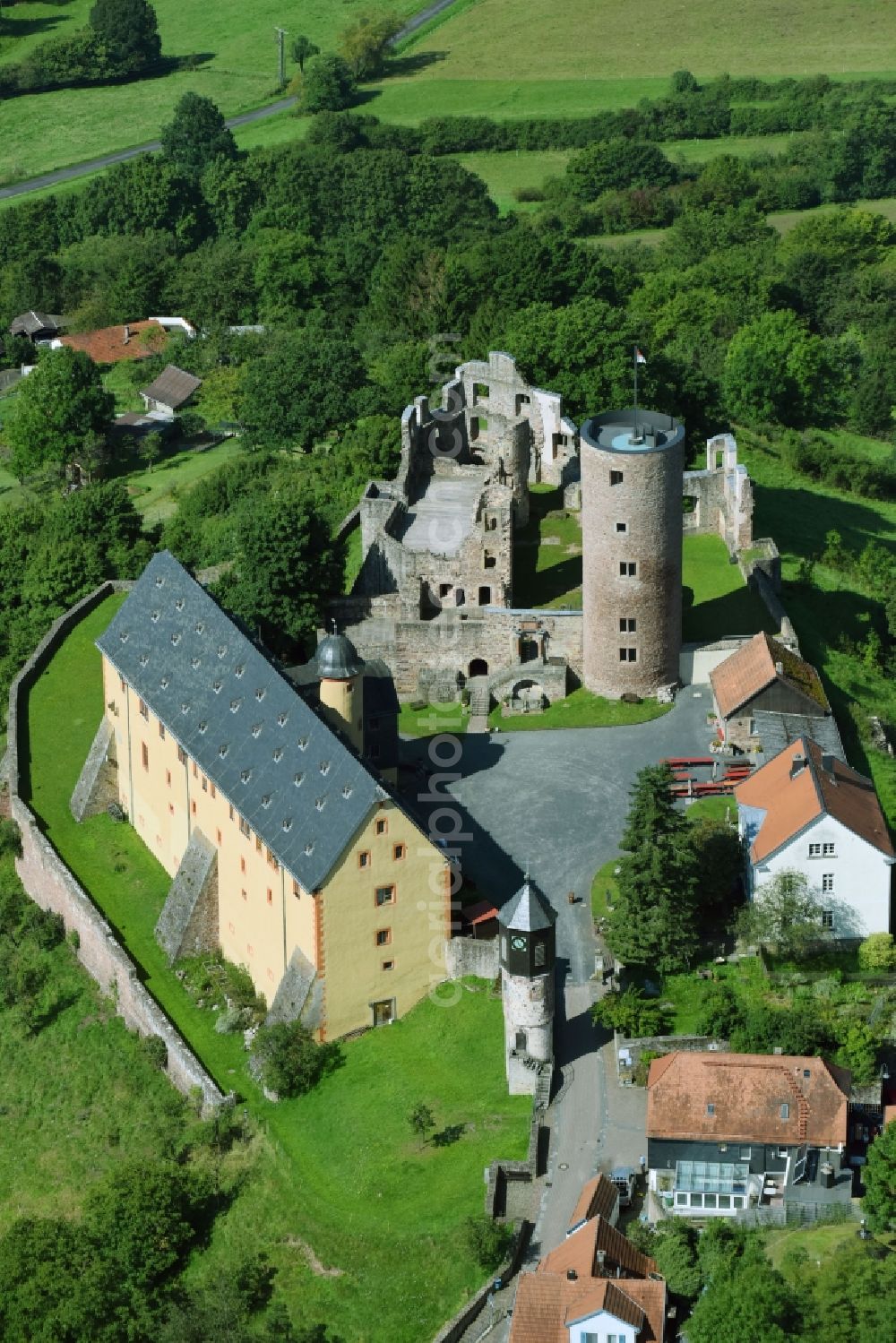 Schwarzenfels from the bird's eye view: Ruins and vestiges of the former castle and fortress in Schwarzenfels in the state Hesse, Germany