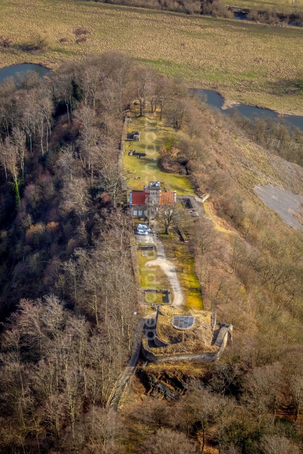 Aerial image Hattingen - Ruins and vestiges of the former castle and fortress VEREIN ZUR ERHALTUNG DER ISENBURG E.V. Am Isenberg in Hattingen in the state North Rhine-Westphalia, Germany