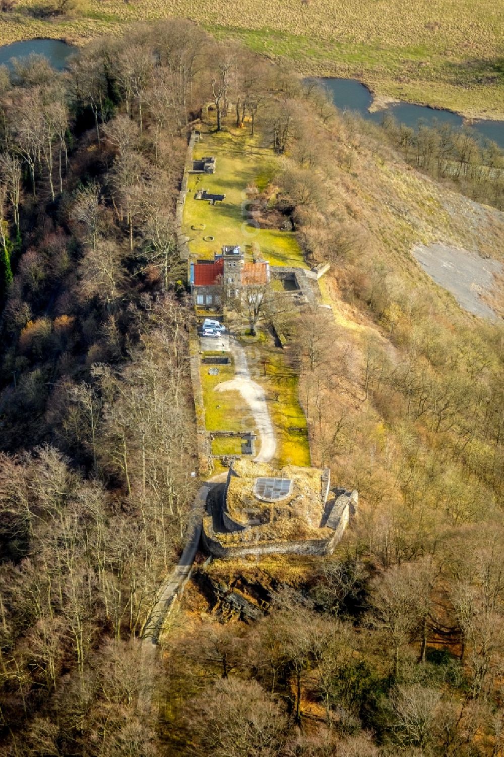 Aerial photograph Hattingen - Ruins and vestiges of the former castle and fortress VEREIN ZUR ERHALTUNG DER ISENBURG E.V. Am Isenberg in Hattingen in the state North Rhine-Westphalia, Germany