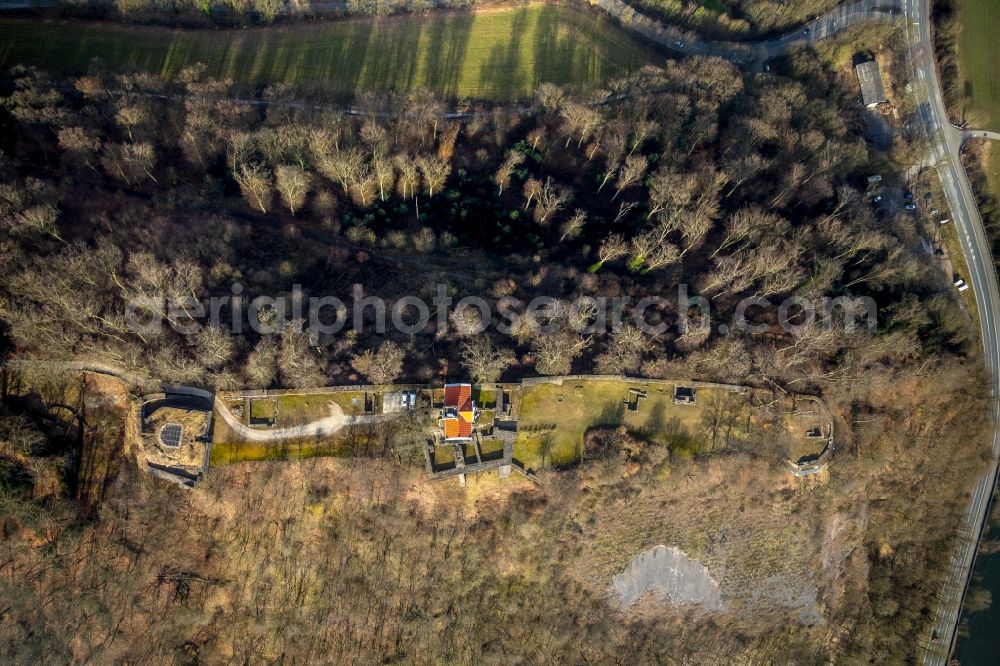 Hattingen from the bird's eye view: Ruins and vestiges of the former castle and fortress VEREIN ZUR ERHALTUNG DER ISENBURG E.V. Am Isenberg in Hattingen in the state North Rhine-Westphalia, Germany