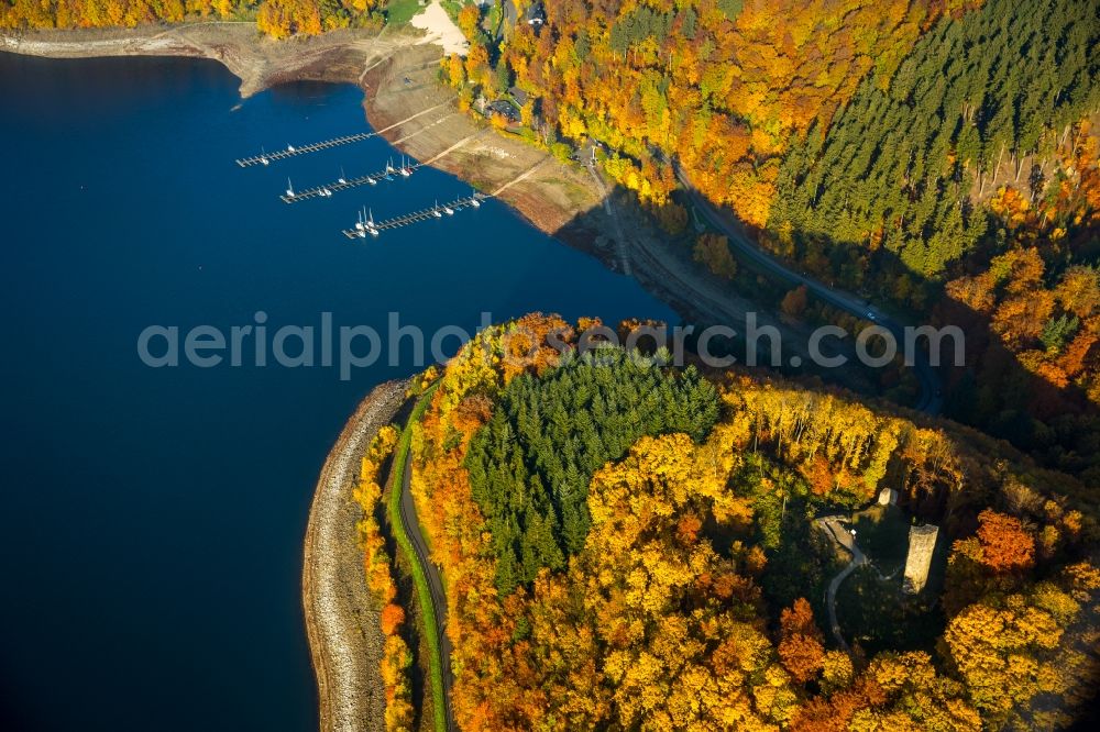 Attendorn from the bird's eye view: Ruins and vestiges of the former castle and fortress Waldenburg on the shores of Biggesee in Attendorn in the state of North Rhine-Westphalia