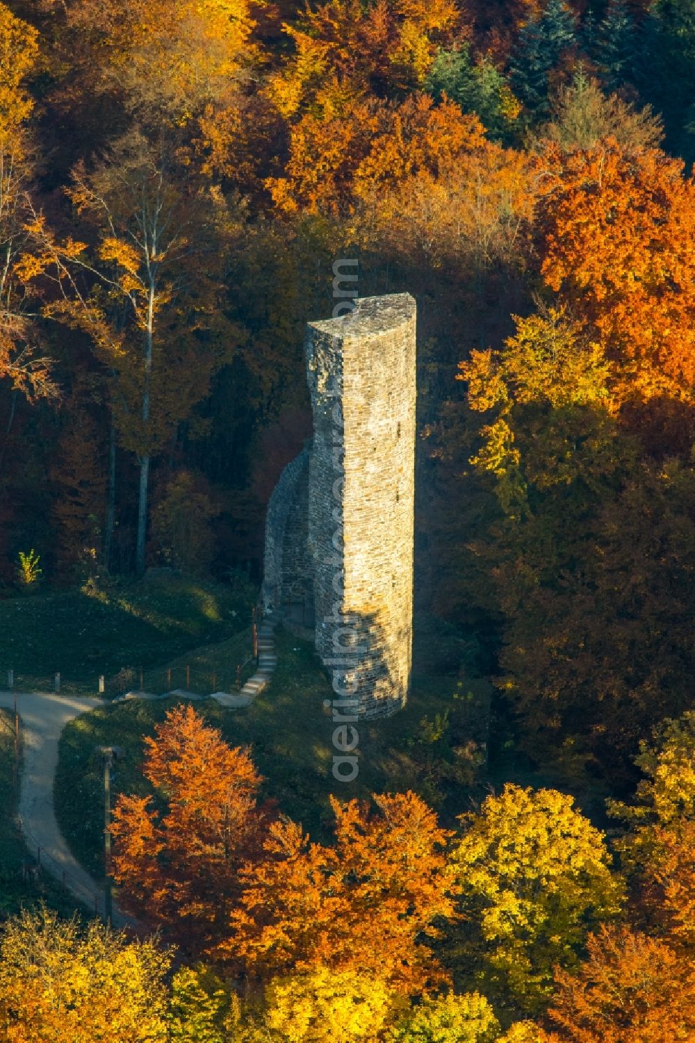 Aerial photograph Attendorn - Ruins and vestiges of the former castle and fortress Waldenburg on the shores of Biggesee in Attendorn in the state of North Rhine-Westphalia